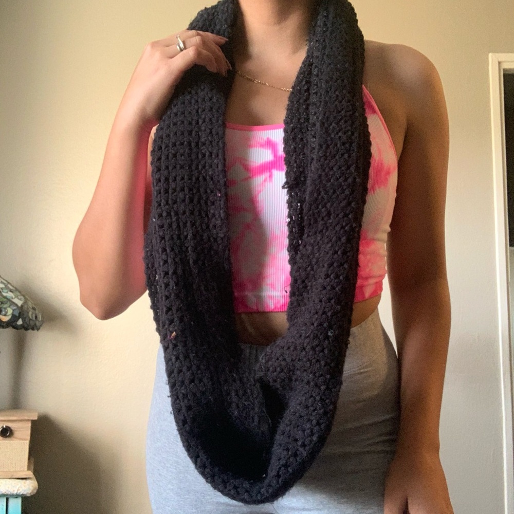 Black knitted scarf 🎱